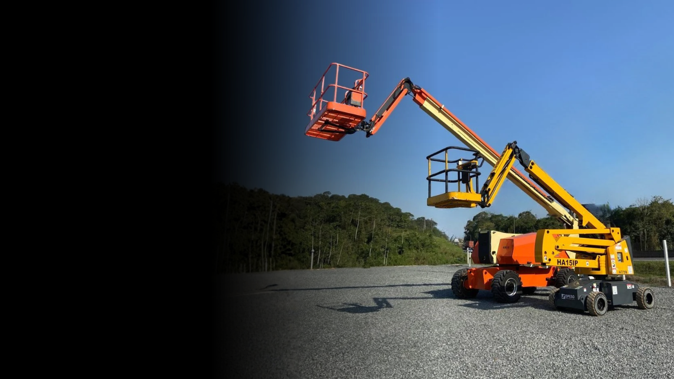 Plataformas elevatórias da DPESO com braços estendidos no pátio